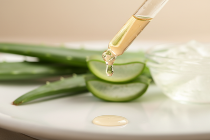 Detalle del líquido ámbar muy claro de aloe vera cayendo del gotero