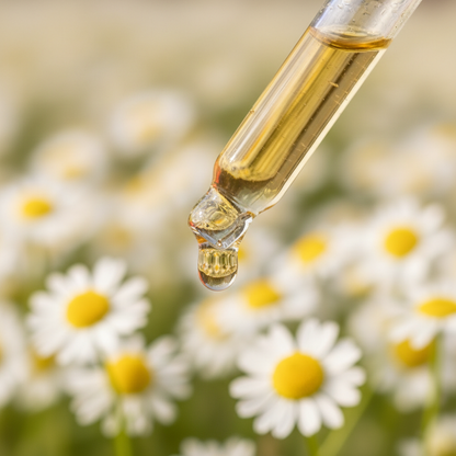 Detalle del líquido ámbar suave de manzanilla cayendo