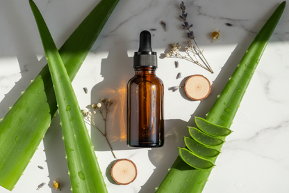 Flat lay del extracto de aloe vera con hojas cortadas mostrando gel