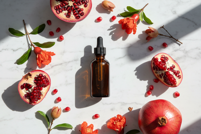 Flat lay del extracto de granada con arilos rojos vibrantes