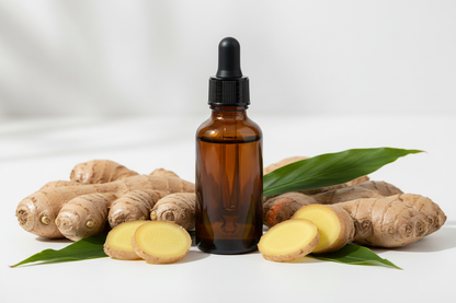 Frasco con extracto de jengibre ámbar oscuro y raíces frescas
