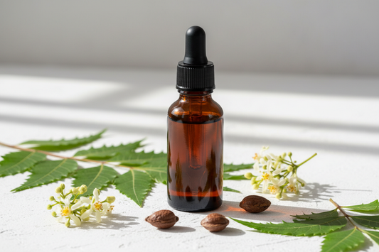 Frasco con extracto de neem ámbar oscuro y hojas verdes