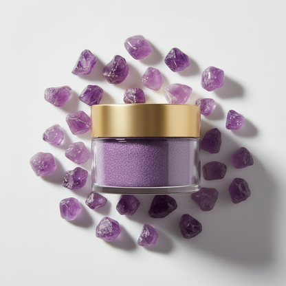 Flat lay pigmento violeta patagónica rodeado de piedras amatista