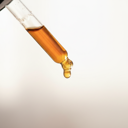 Detalle del líquido de extracto de papaya cayendo del gotero