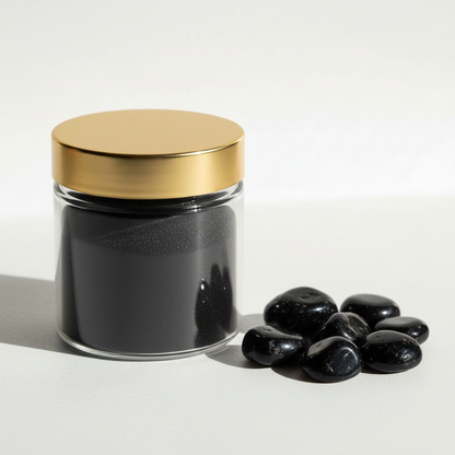 Frasco de pigmento negro intenso con tapa dorada y piedras naturales