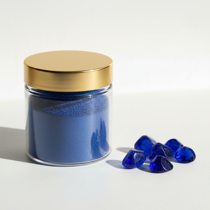 Frasco de pigmento azul intenso con tapa dorada y piedras naturales